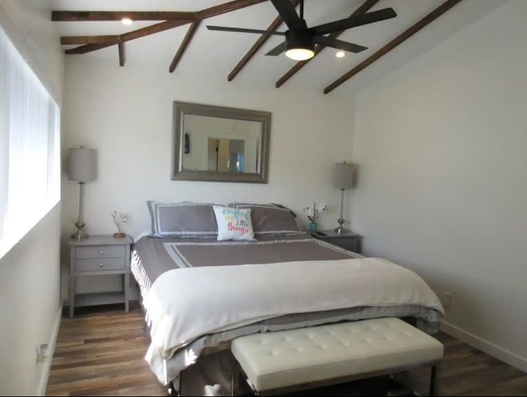 Awesome Upper 2 Bedroom w/Tall Beamed Ceilings, W&D In Unit, A/C, Parking, King Beds - Photo 4