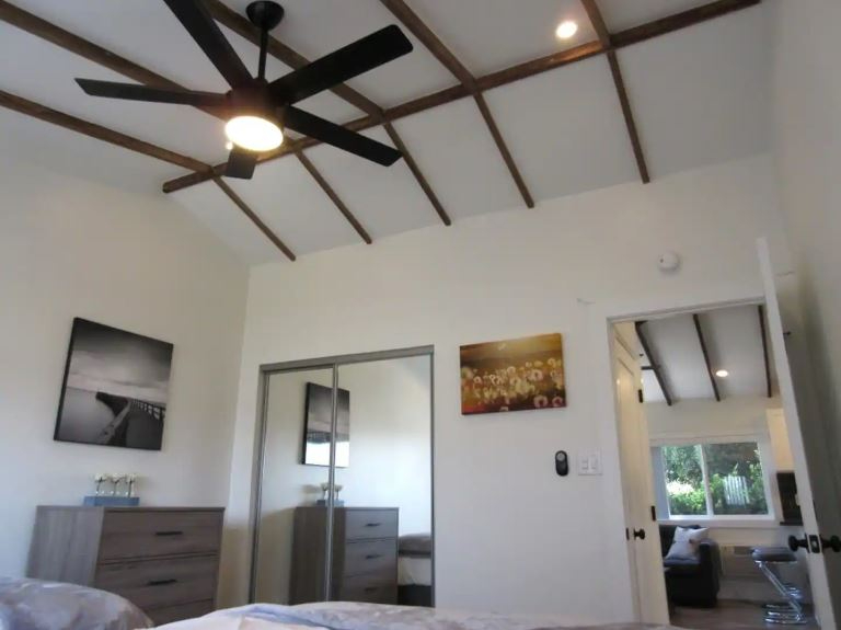 Awesome Upper 2 Bedroom w/Tall Beamed Ceilings, W&D In Unit, A/C, Parking, King Beds - Photo 6