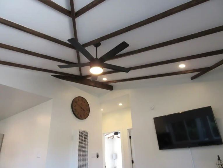 Awesome Upper 2 Bedroom w/Tall Beamed Ceilings, W&D In Unit, A/C, Parking, King Beds - Photo 3