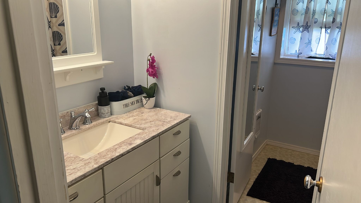 Queen Room in a Beautiful Downtown Home - Close to Everything - Photo 4
