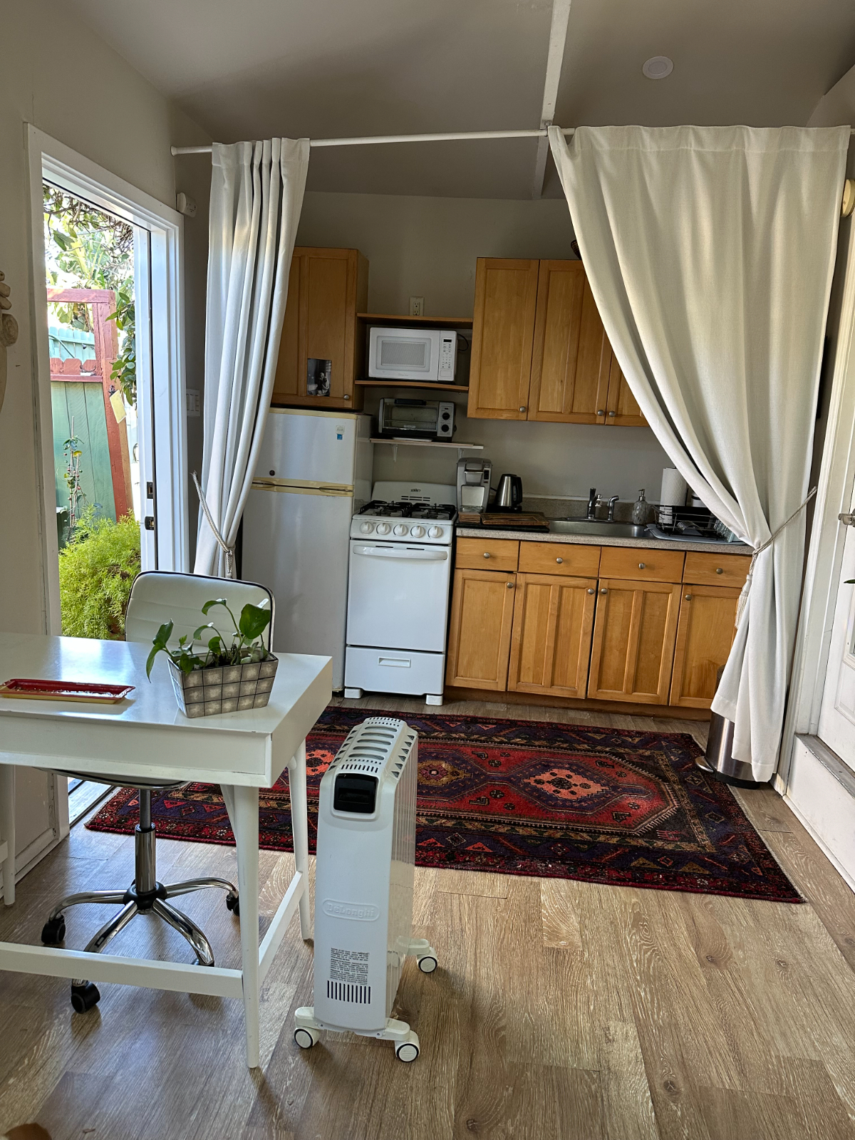 Bright Venice Studio with Private Porch, Outdoor Dining & All Utilities Included - Photo 2