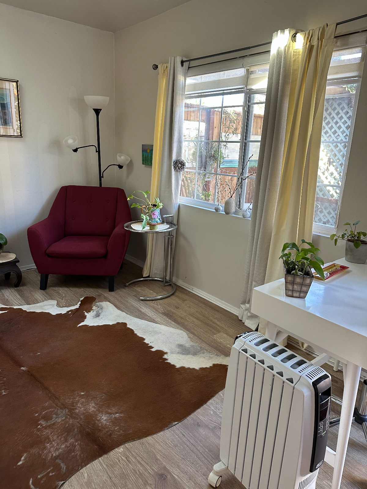Bright Venice Studio with Private Porch, Outdoor Dining & All Utilities Included - Photo 6