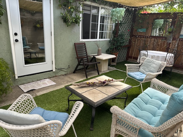 Bright Venice Studio with Private Porch, Outdoor Dining & All Utilities Included - Photo 3