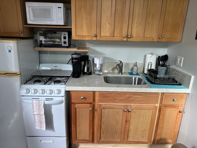 Bright Venice Studio with Private Porch, Outdoor Dining & All Utilities Included - Photo 4