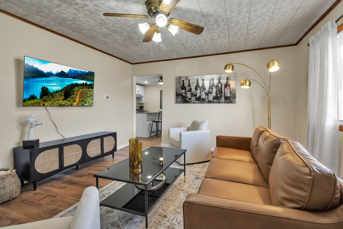 Cozy, Fully Renovated 3-Bedroom Home with Big Yard, Natural Light, and Modern Amenities - Photo 2