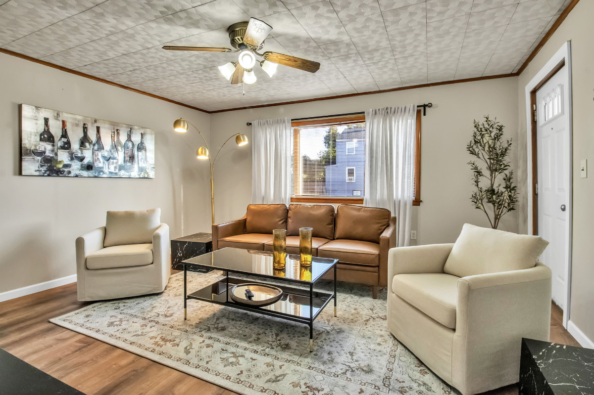 Cozy, Fully Renovated 3-Bedroom Home with Big Yard, Natural Light, and Modern Amenities - Photo 3