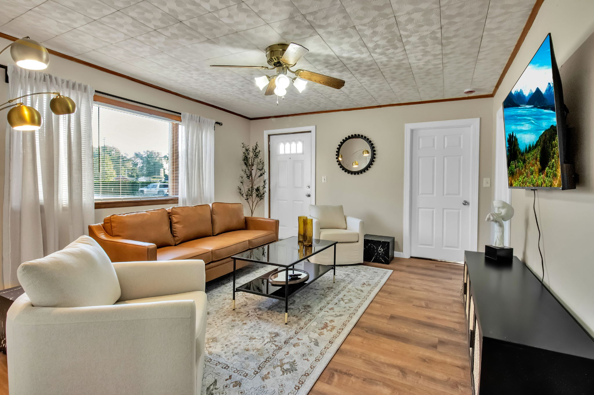 Cozy, Fully Renovated 3-Bedroom Home with Big Yard, Natural Light, and Modern Amenities - Photo 4