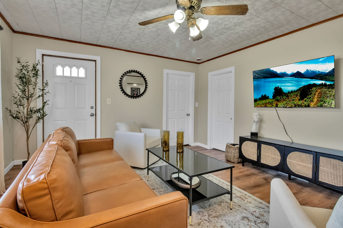 Cozy, Fully Renovated 3-Bedroom Home with Big Yard, Natural Light, and Modern Amenities - Photo 5