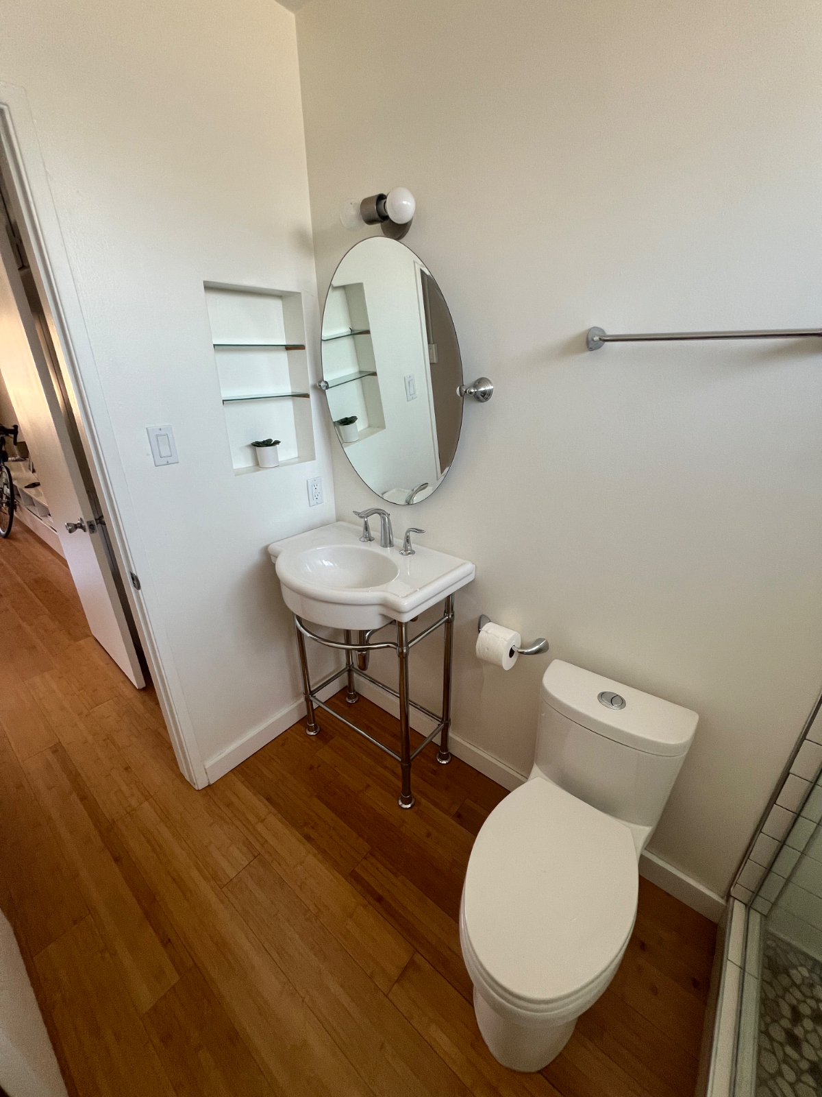Location is Everything - live at the crossroads of Silicon Beach - upper level unit - secure parking - Photo 4