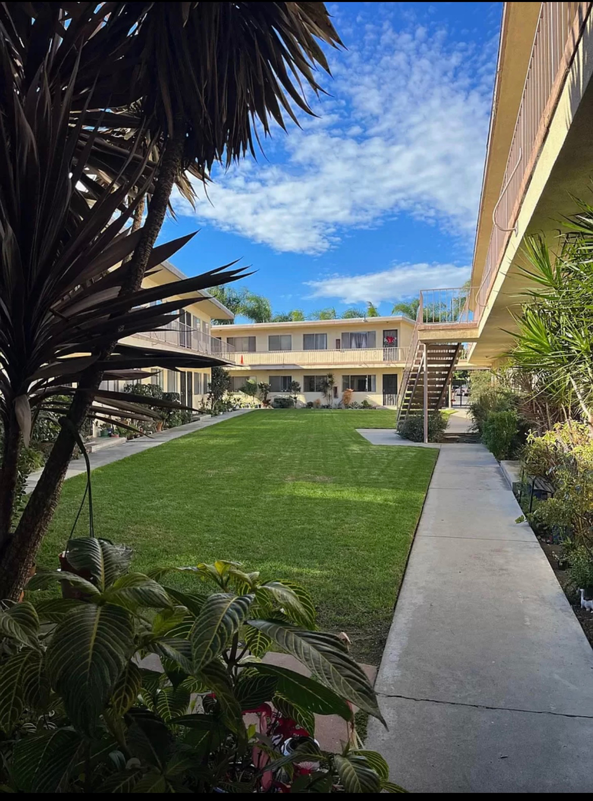Location is Everything - live at the crossroads of Silicon Beach - upper level unit - secure parking - Photo 1