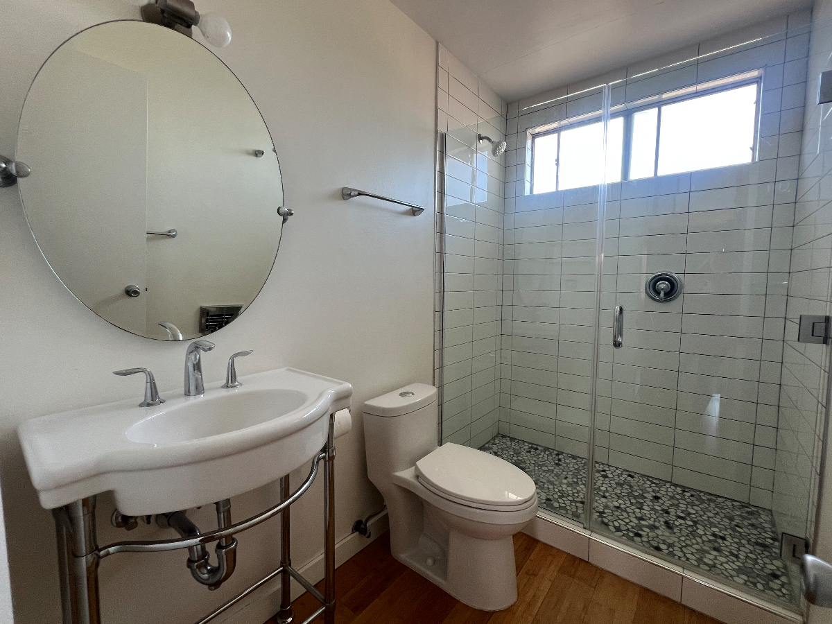 Location is Everything - live at the crossroads of Silicon Beach - upper level unit - secure parking - Photo 3