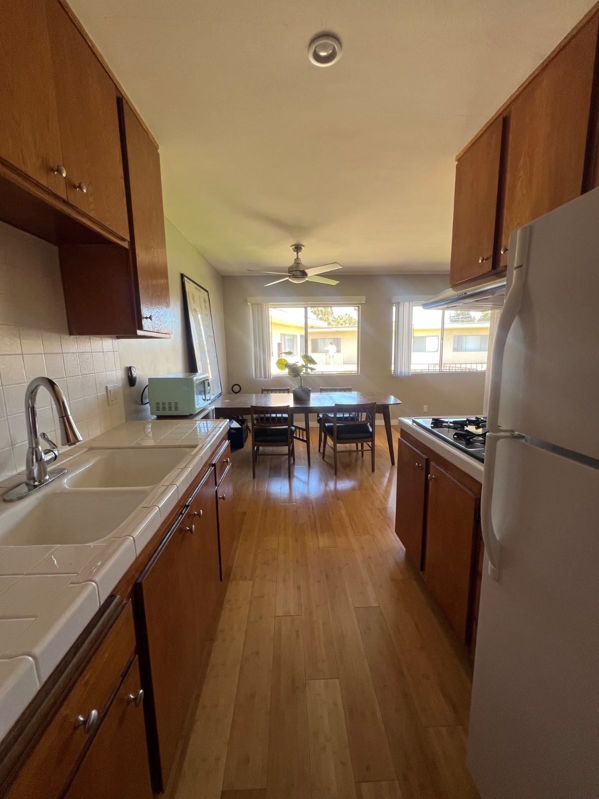Location is Everything - live at the crossroads of Silicon Beach - upper level unit - secure parking - Photo 5