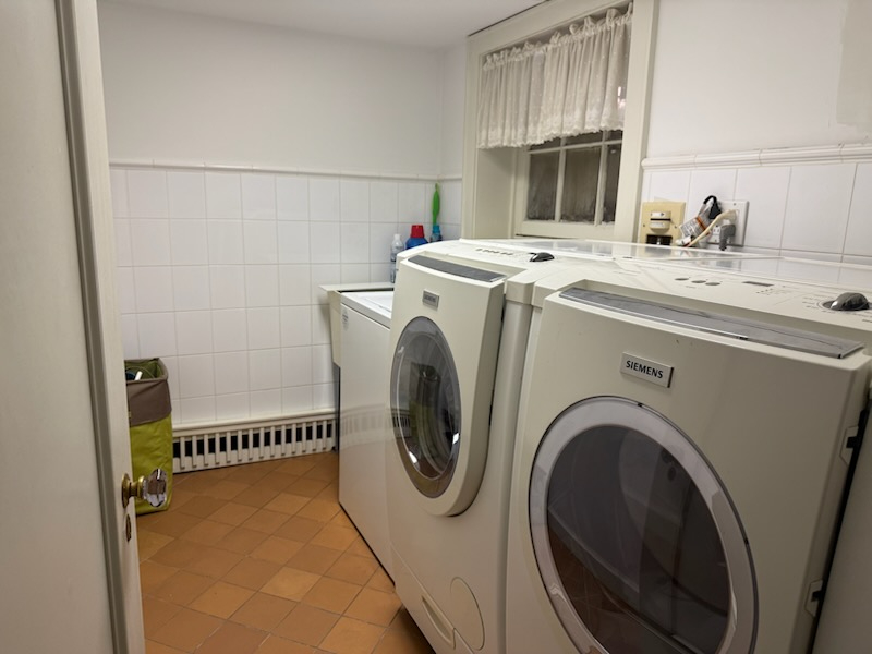 Bright, Comfortable Furnished Apartment with Private Entry & Parking - Photo 7