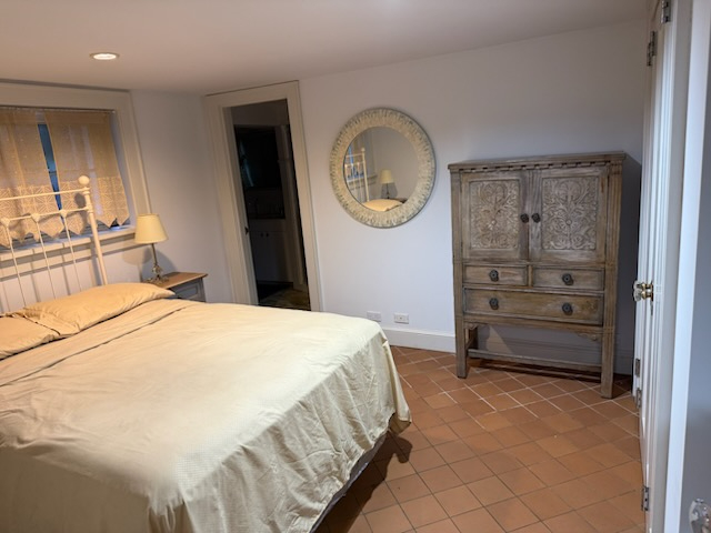 Bright, Comfortable Furnished Apartment with Private Entry & Parking - Photo 5