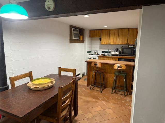 Bright, Comfortable Furnished Apartment with Private Entry & Parking - Photo 2