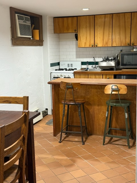Bright, Comfortable Furnished Apartment with Private Entry & Parking - Photo 3