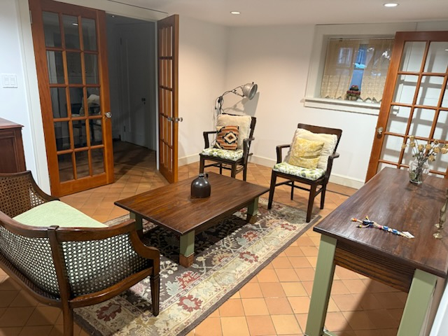Bright, Comfortable Furnished Apartment with Private Entry & Parking - Photo 1