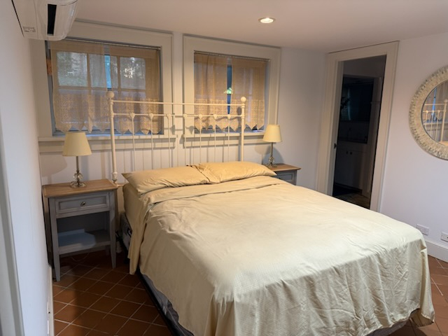 Bright, Comfortable Furnished Apartment with Private Entry & Parking - Photo 4