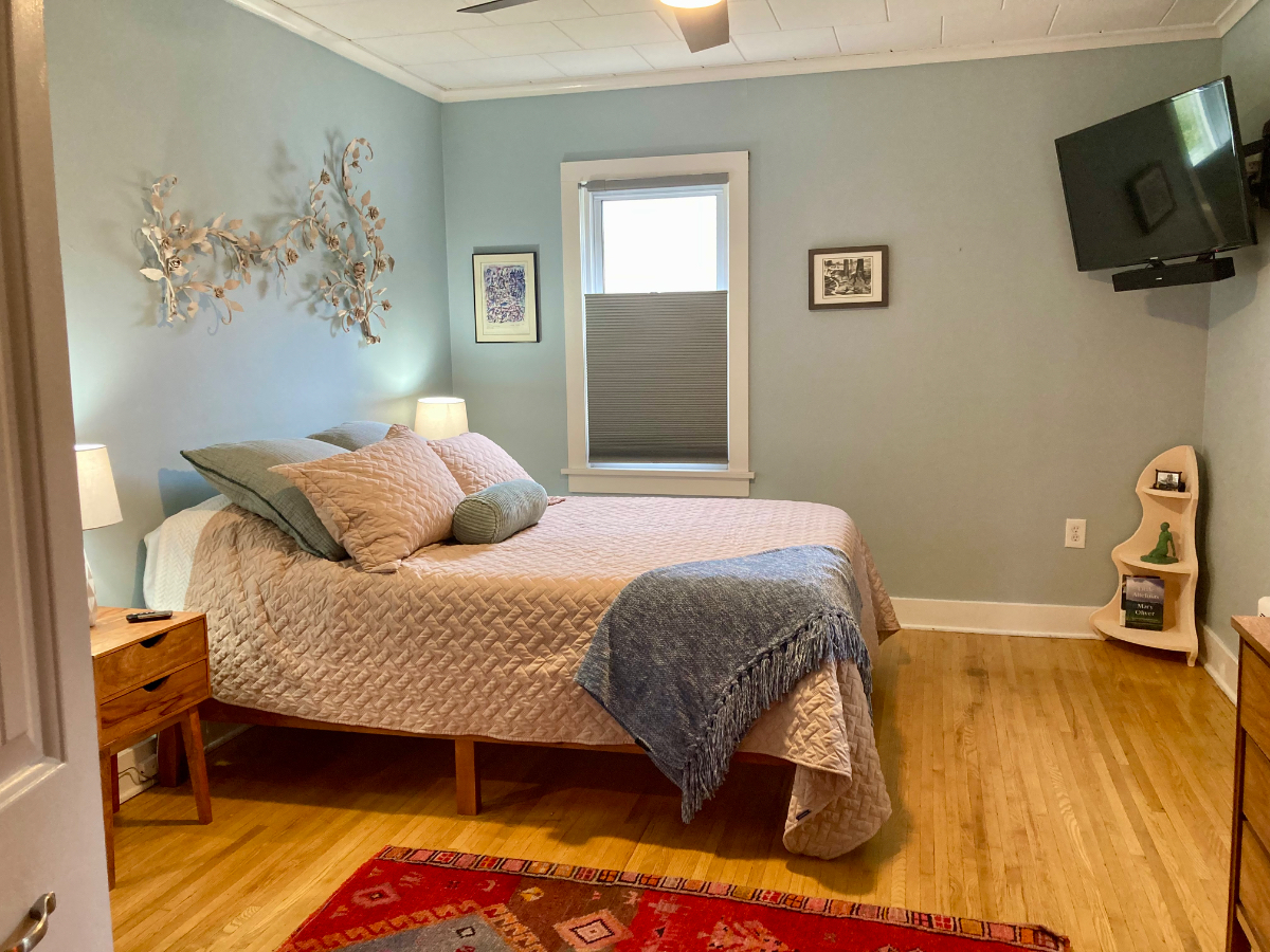 Beautiful 2BR Home with Backyard, Fireplace & Village location - Photo 12