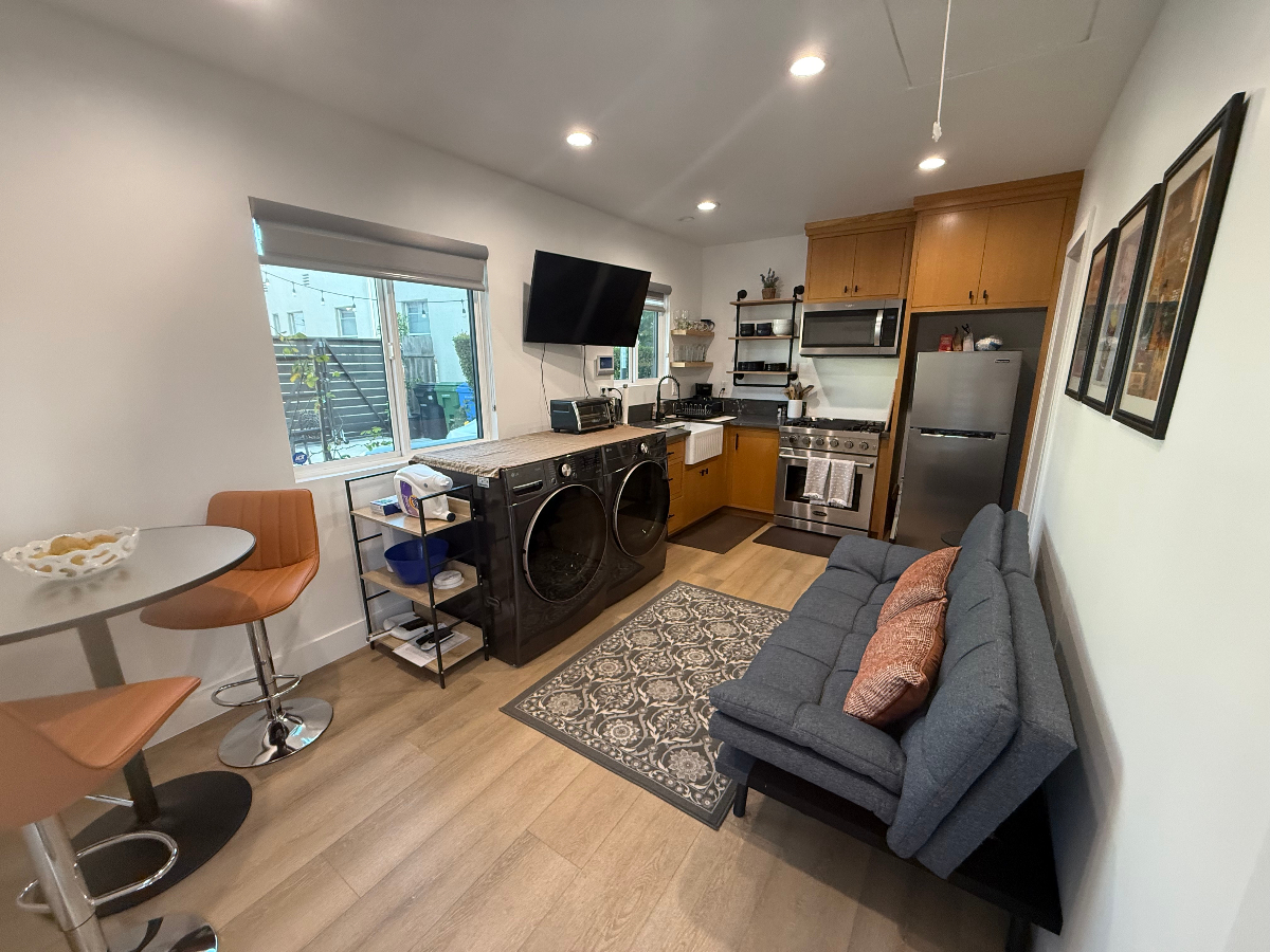 Private back house (ADU) near USC/ Kaiser- Washer, Dryer, Easy Living - Photo 2