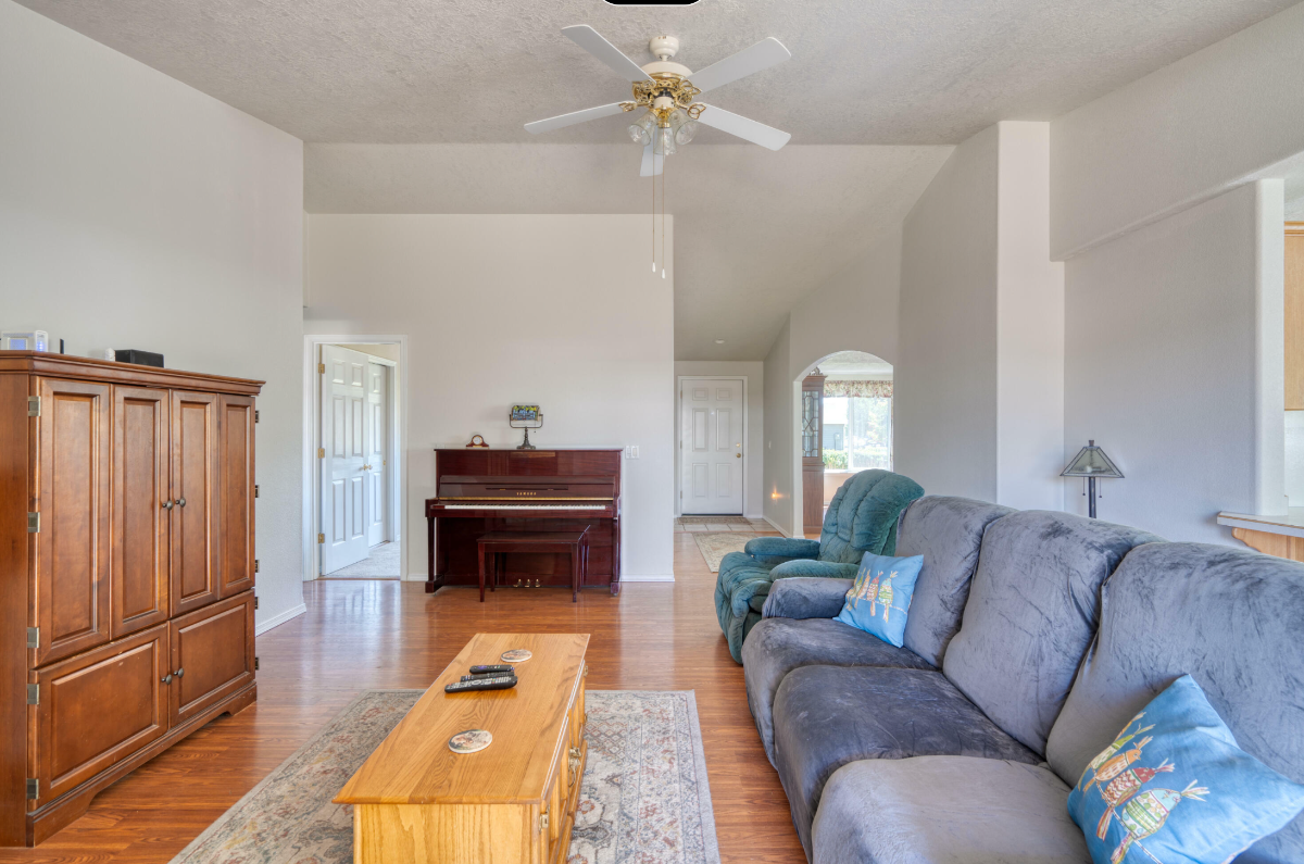 Lovely 3BR, 2 bath home in quiet neighborhood. Close to town and hospitals. - Photo 3