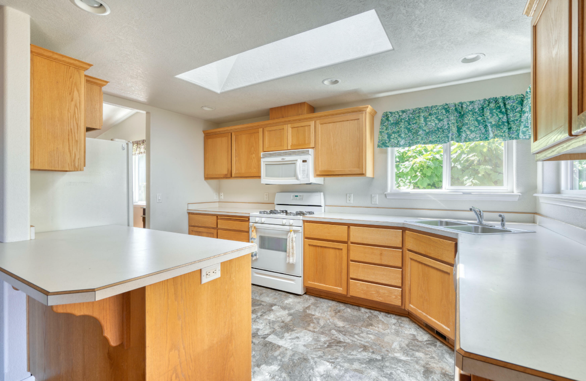 Lovely 3BR, 2 bath home in quiet neighborhood. Close to town and hospitals. - Photo 4