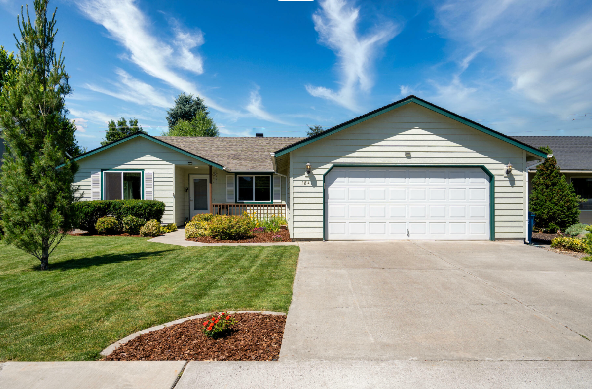 Lovely 3BR, 2 bath home in quiet neighborhood. Close to town and hospitals. - Photo 1