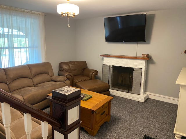 Spacious 5BR/2BA Home with Convenient Layout, Modern Comforts & Group-Friendly Setup - Photo 4