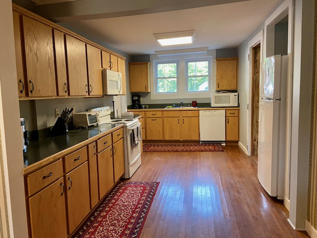 Spacious 5BR/2BA Home with Convenient Layout, Modern Comforts & Group-Friendly Setup - Photo 10