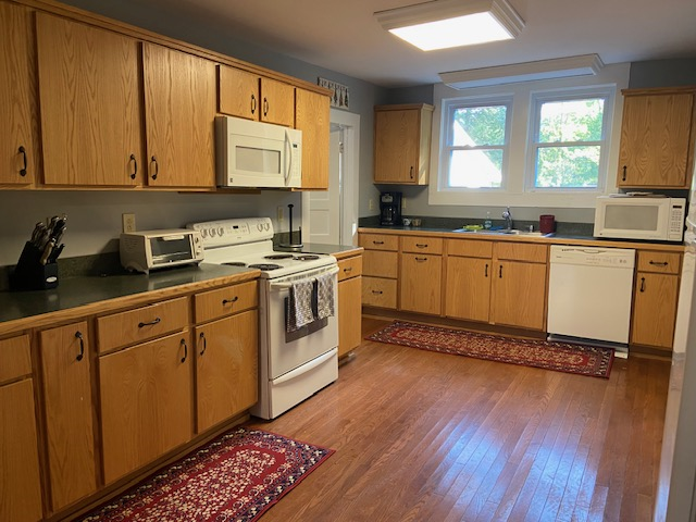 Spacious 5BR/2BA Home with Convenient Layout, Modern Comforts & Group-Friendly Setup - Photo 9