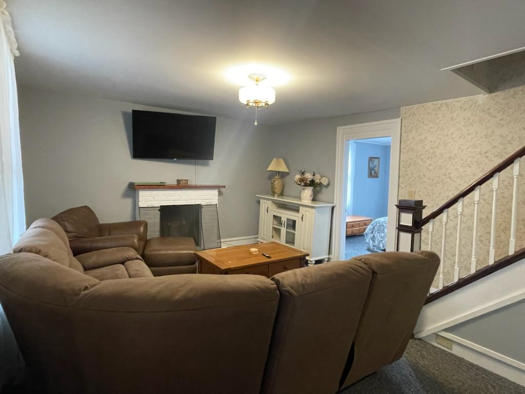 Spacious 5BR/2BA Home with Convenient Layout, Modern Comforts & Group-Friendly Setup - Photo 2