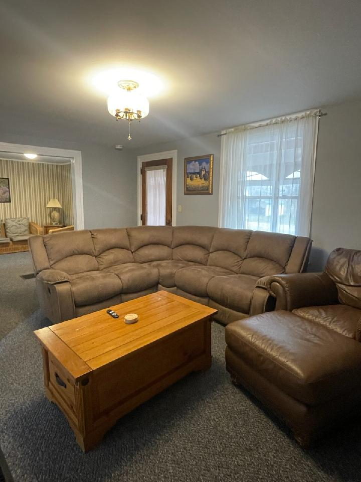 Spacious 5BR/2BA Home with Convenient Layout, Modern Comforts & Group-Friendly Setup - Photo 3