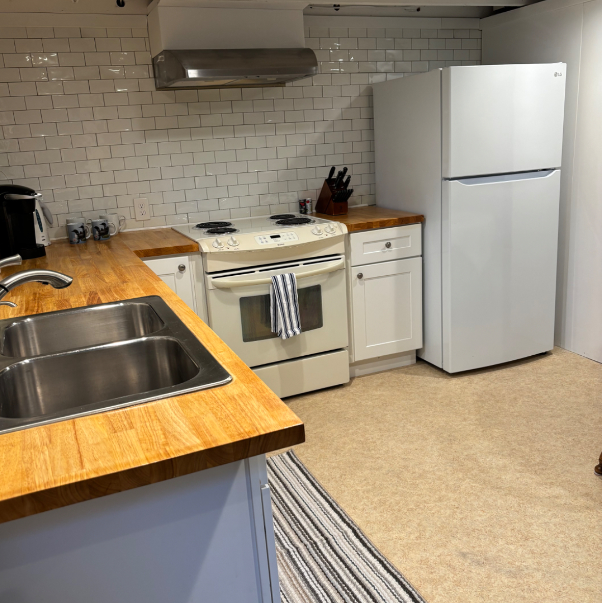 Comfortable Two Bedroom Apartment in Great Location - Photo 2