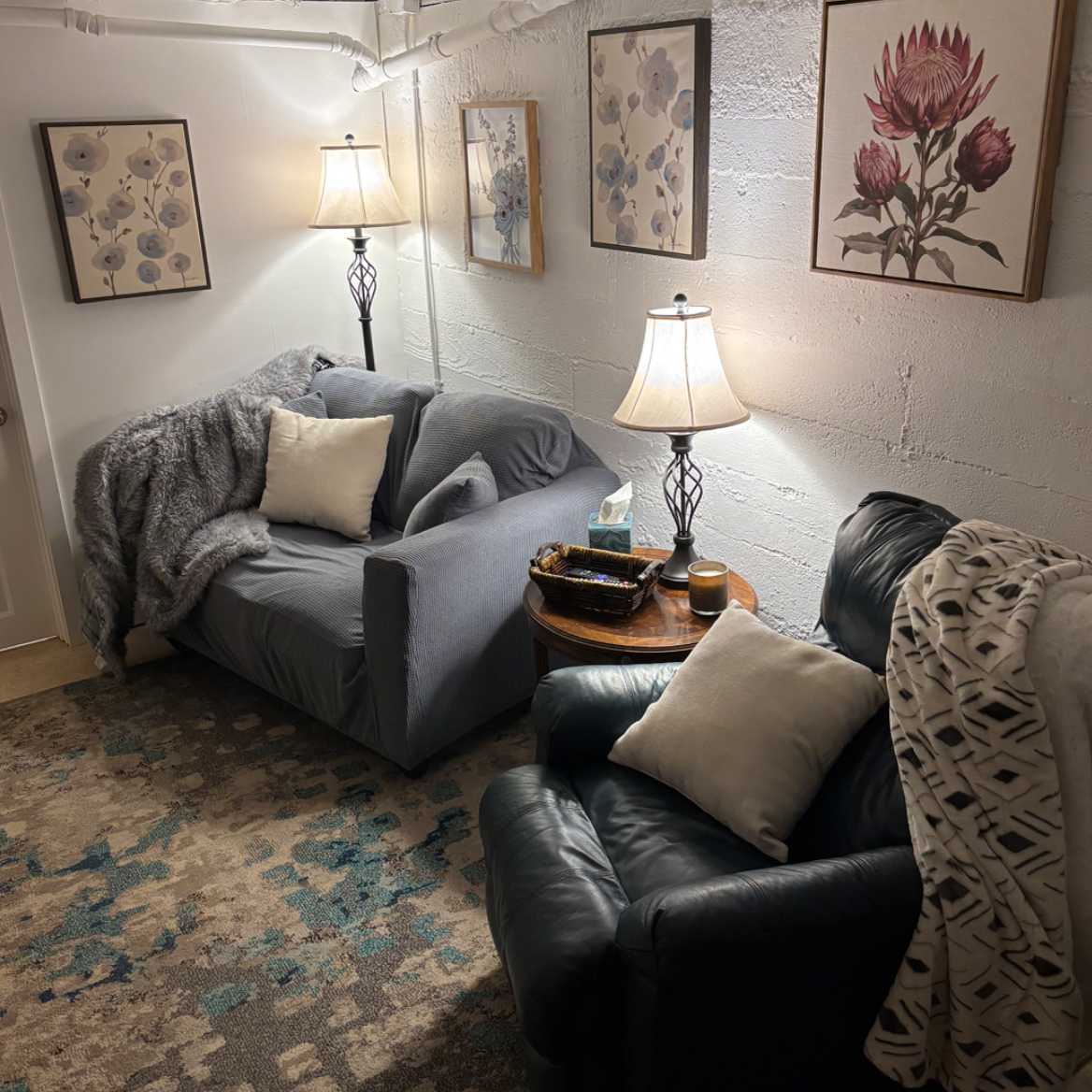 Comfortable Two Bedroom Apartment in Great Location - Photo 4
