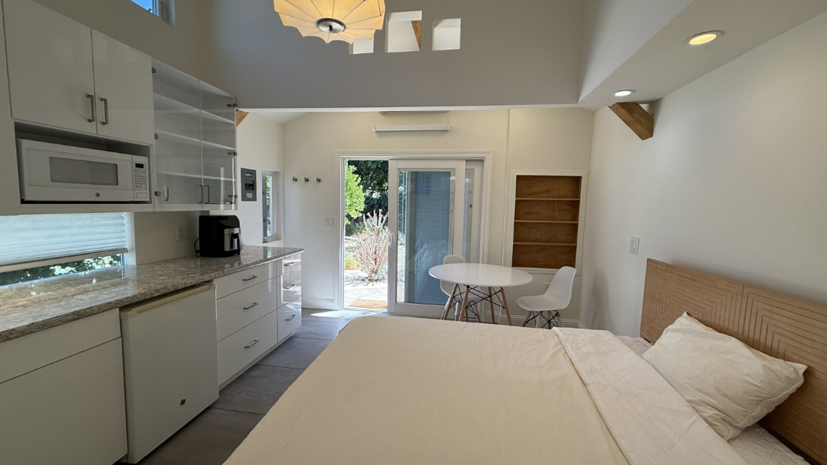 Bright, Modern Studio Cottage with Private Entry in Prime San Jose Location - All Utilities Included - Photo 2