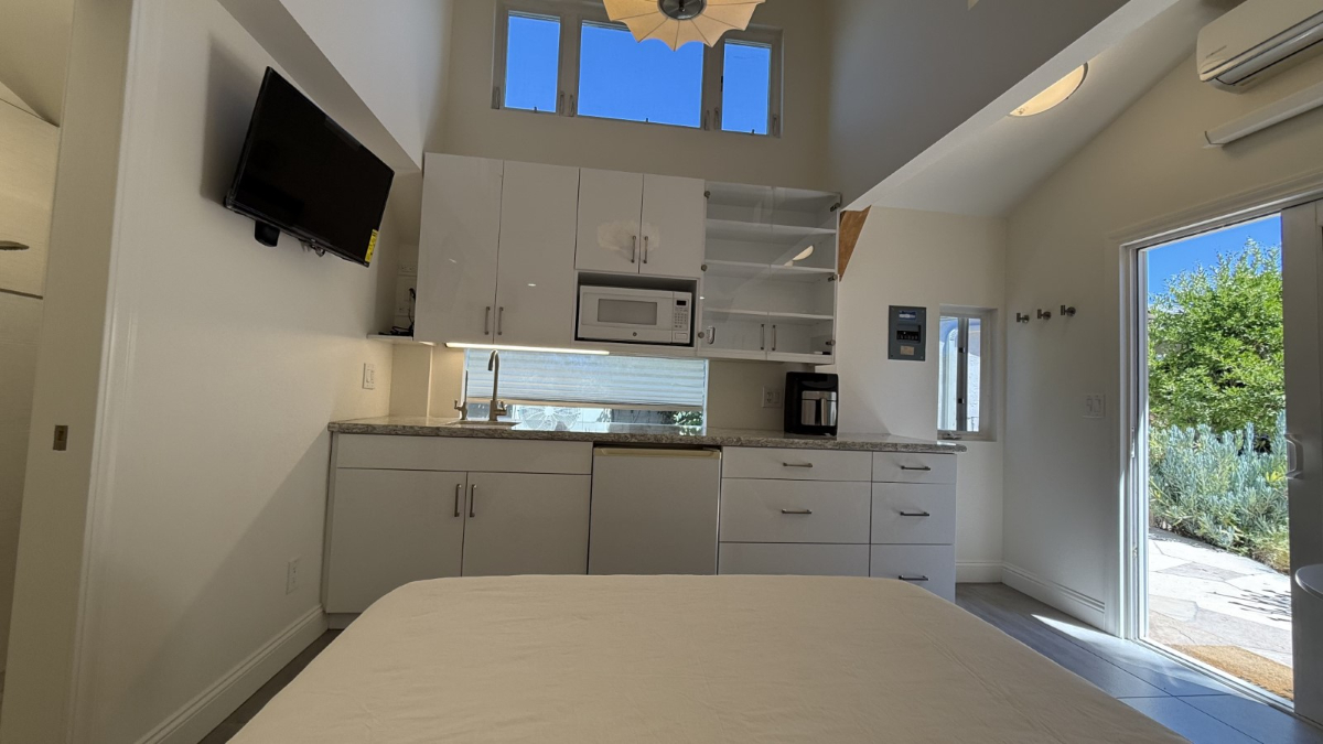 Bright, Modern Studio Cottage with Private Entry in Prime San Jose Location - All Utilities Included - Photo 3
