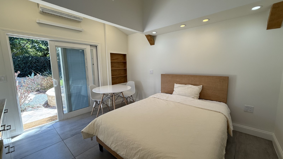 Bright, Modern Studio Cottage with Private Entry in Prime San Jose Location - All Utilities Included - Photo 4