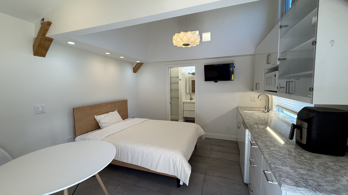 Bright, Modern Studio Cottage with Private Entry in Prime San Jose Location - All Utilities Included - Photo 1
