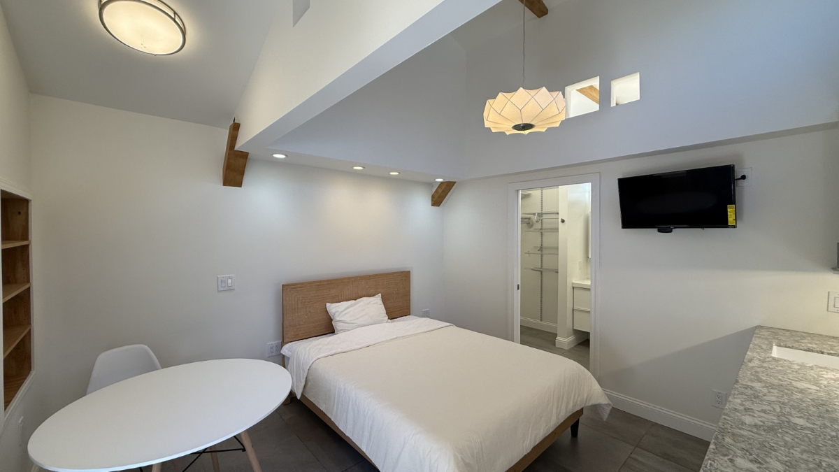 Bright, Modern Studio Cottage with Private Entry in Prime San Jose Location - All Utilities Included - Photo 5