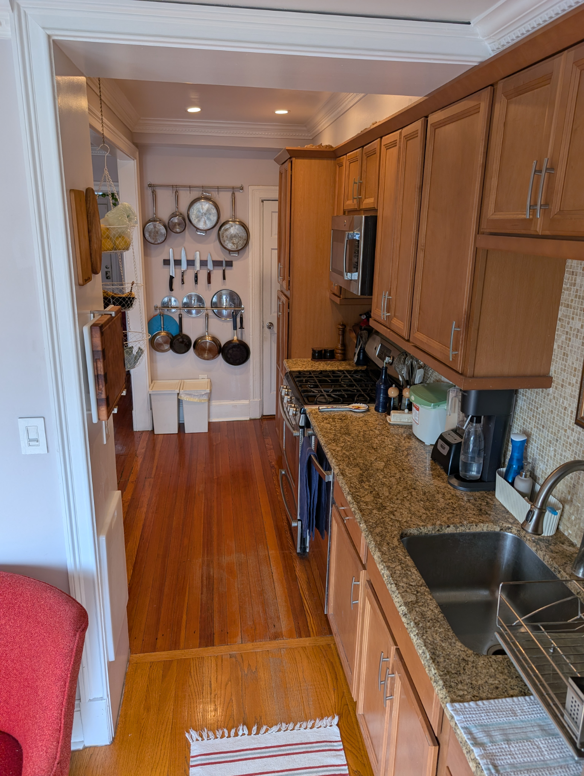 Cozy DC rowhouse with well-stocked kitchen - Photo 10