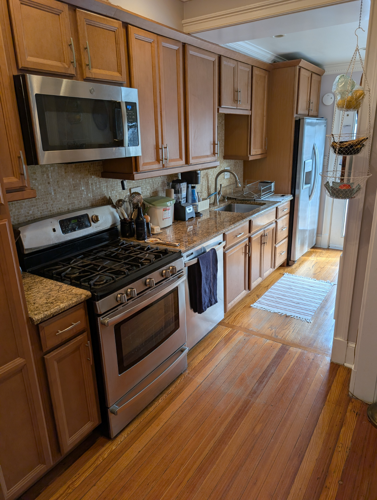 Cozy DC rowhouse with well-stocked kitchen - Photo 9