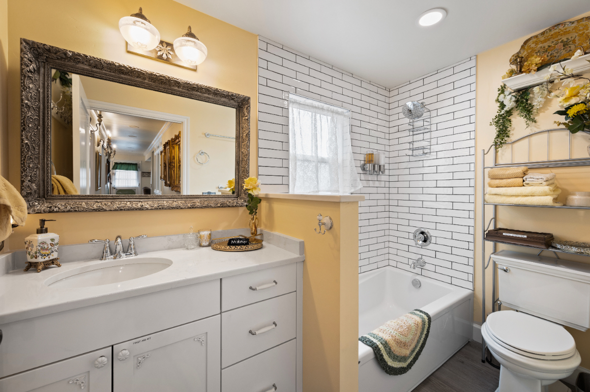 Private 3BR/2BA Midtown | Hot Tub | W/D | Near St. Charles | Utilities Included - Photo 2