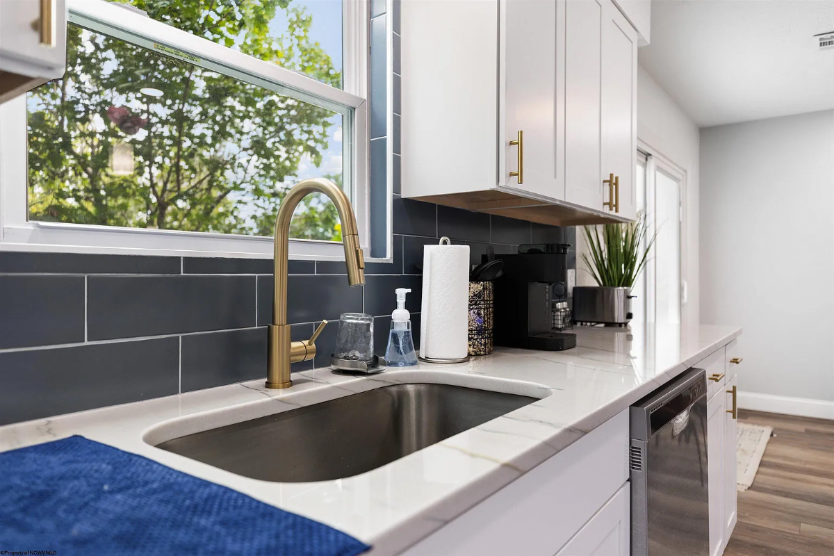 Renovated 2BR/2.5BA Townhome - 3 min. to Hospital - Photo 3