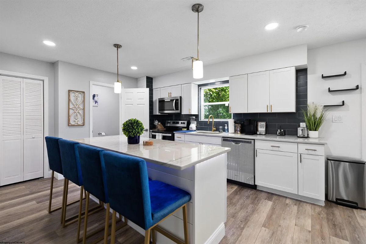 Renovated 2BR/2.5BA Townhome - 3 min. to Hospital - Photo 1