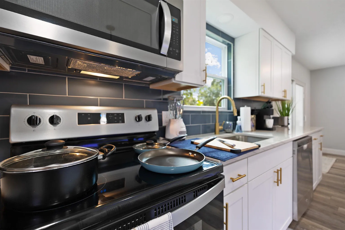 Renovated 2BR/2.5BA Townhome - 3 min. to Hospital - Photo 4
