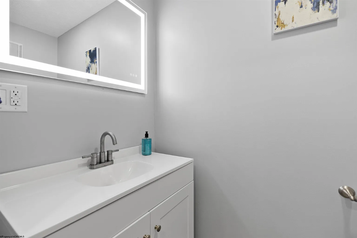Renovated 2BR/2.5BA Townhome - 3 min. to Hospital - Photo 11