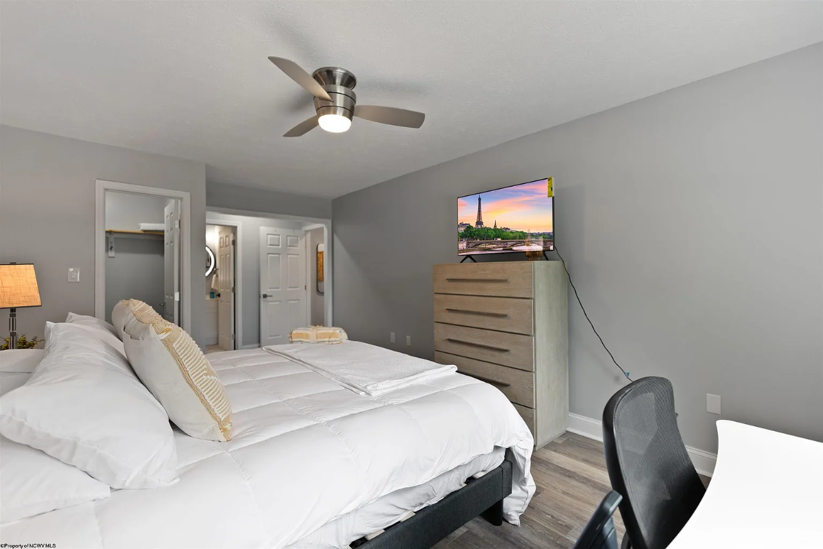Renovated 2BR/2.5BA Townhome - 3 min. to Hospital - Photo 9