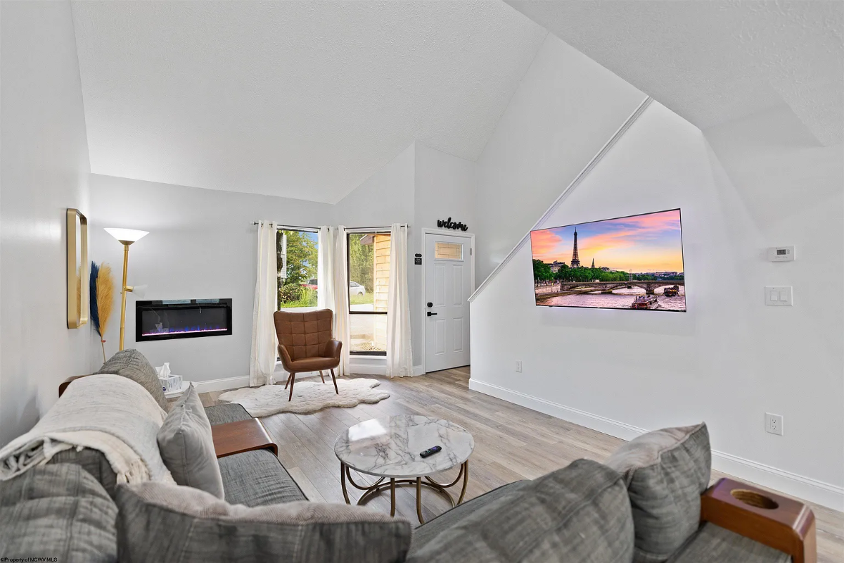Renovated 2BR/2.5BA Townhome - 3 min. to Hospital - Photo 8