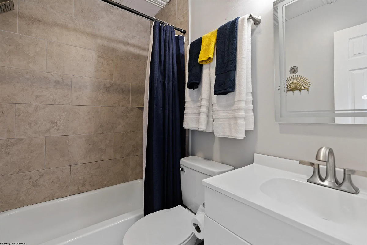 Renovated 2BR/2.5BA Townhome - 3 min. to Hospital - Photo 12