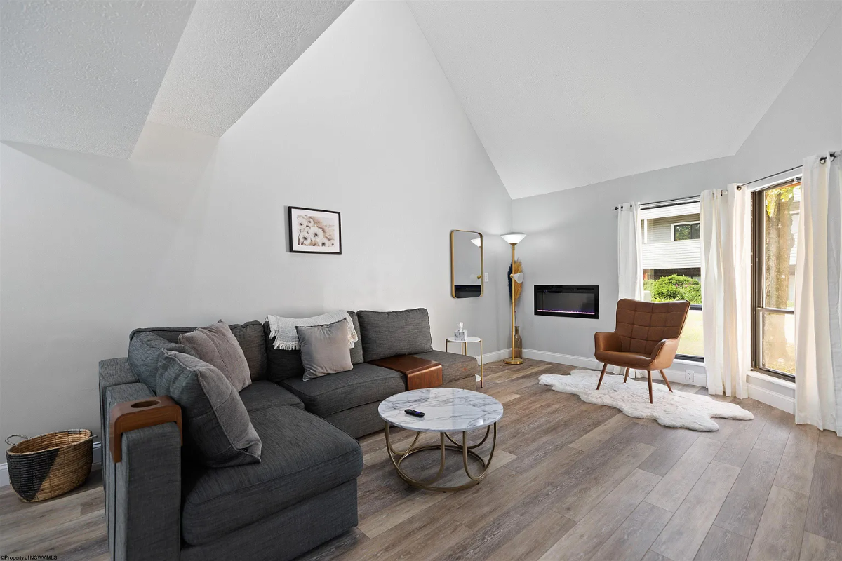 Renovated 2BR/2.5BA Townhome - 3 min. to Hospital - Photo 7